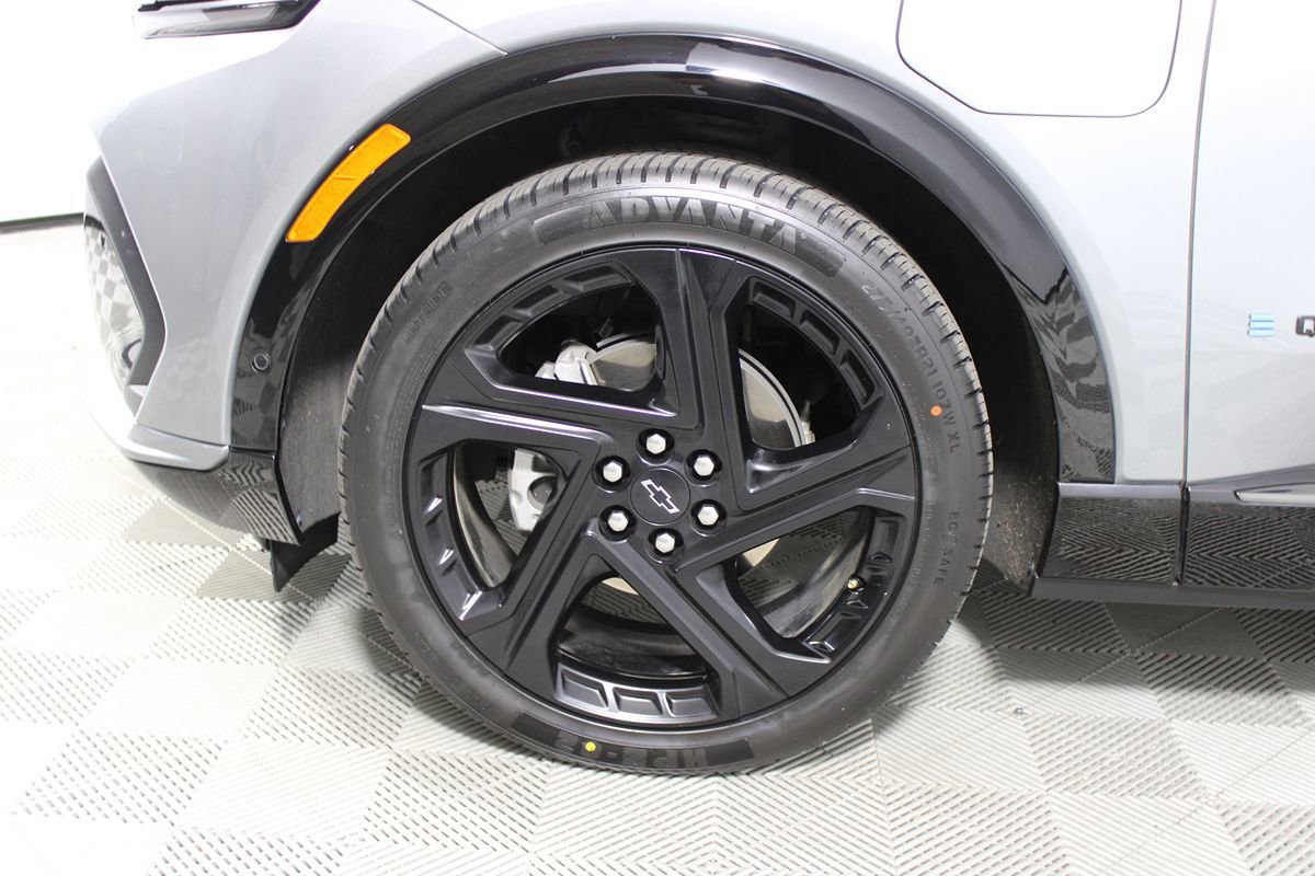 Used 2024 Chevrolet Equinox EV RS FWD image 40