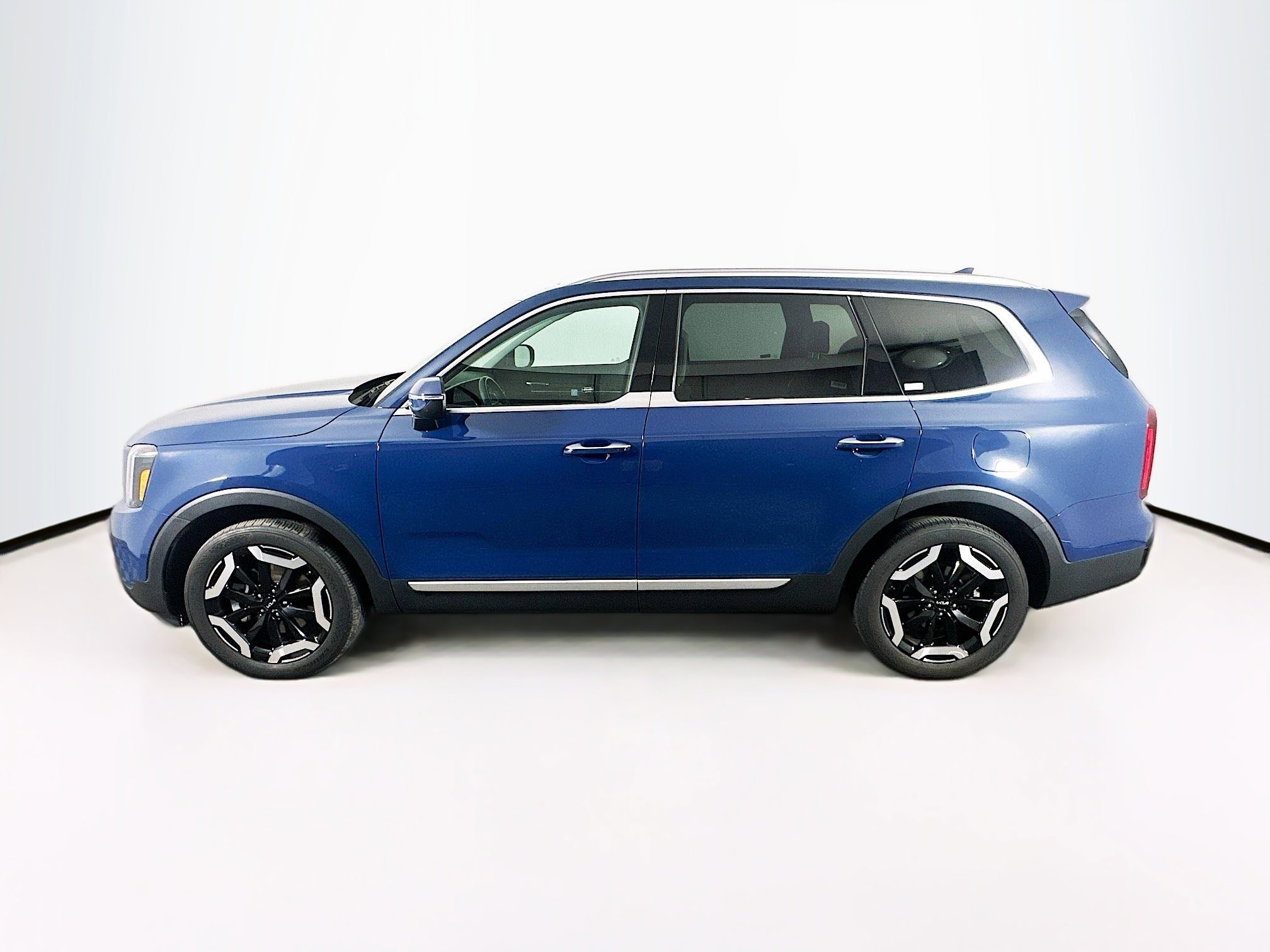 Used 2025 Kia Telluride S FWD image 4