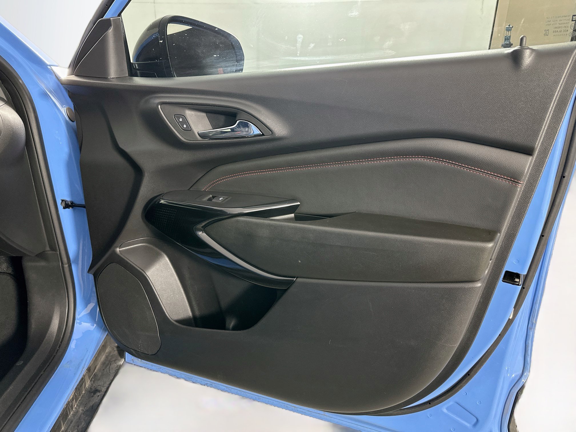 Used 2024 Chevrolet Trax RS w/ Sunroof Package FWD image 33