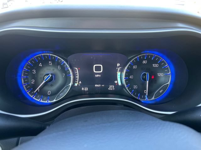 Used 2023 Chrysler Pacifica Touring-L FWD image 9