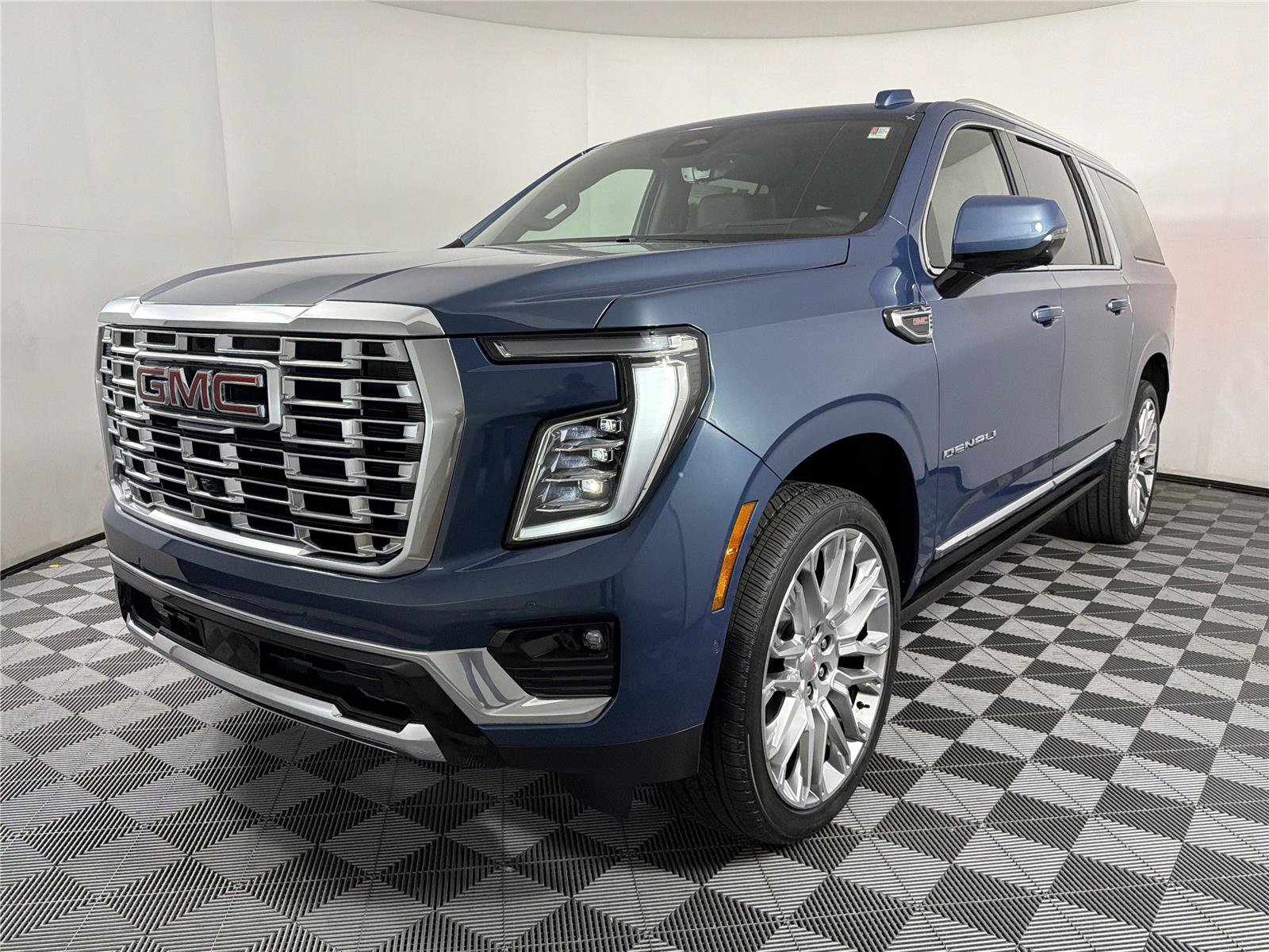 New 2026 GMC Yukon XL Denali w/ Denali Reserve Package AWD/4WD image 3