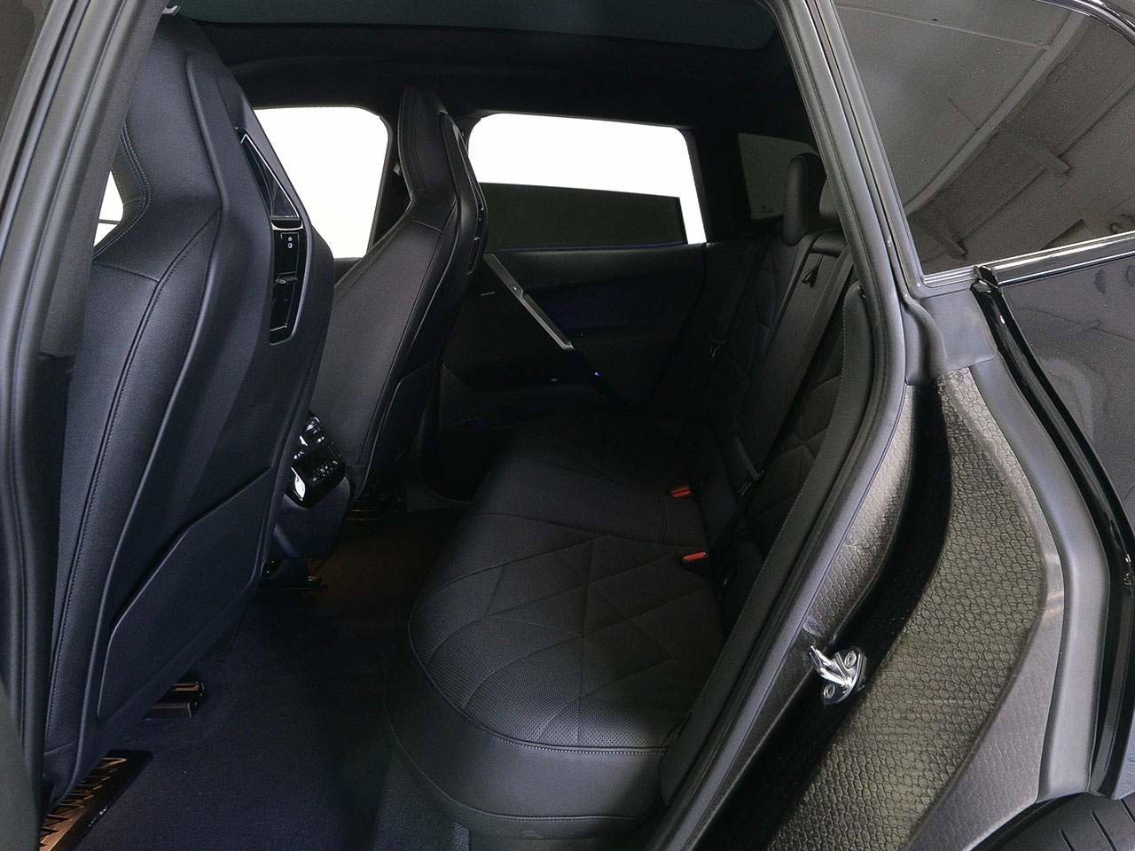 Certified 2025 BMW iX xDrive50 image 10