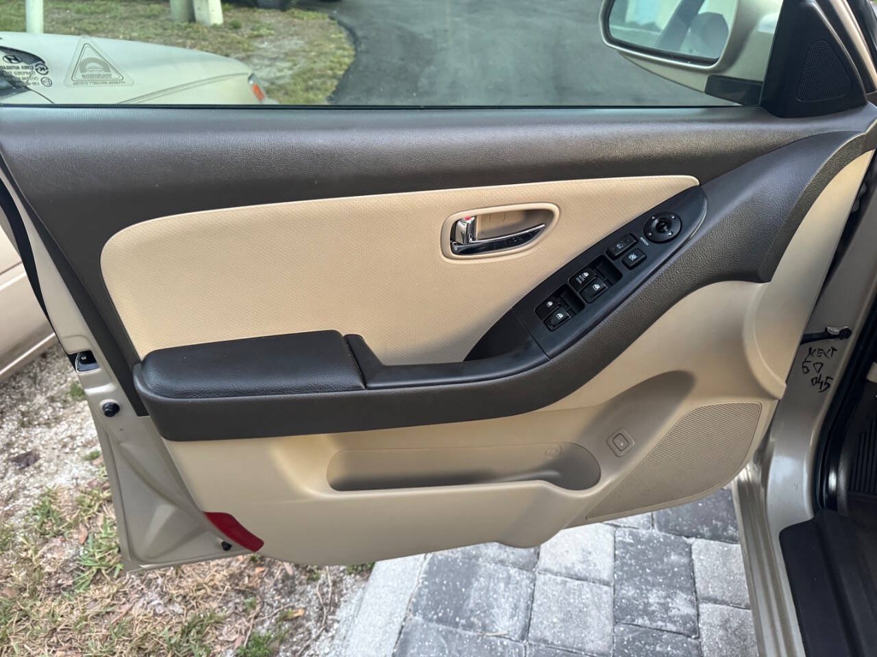 Used 2010 Hyundai Elantra GLS FWD image 16