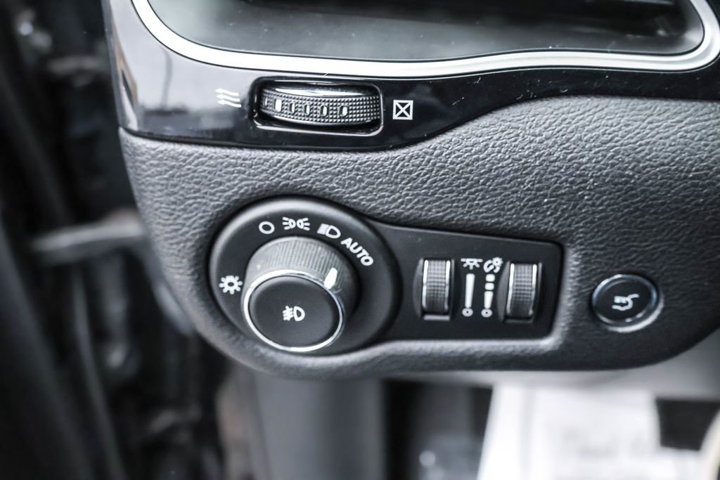 Used 2019 Jeep Cherokee Latitude Plus FWD image 18