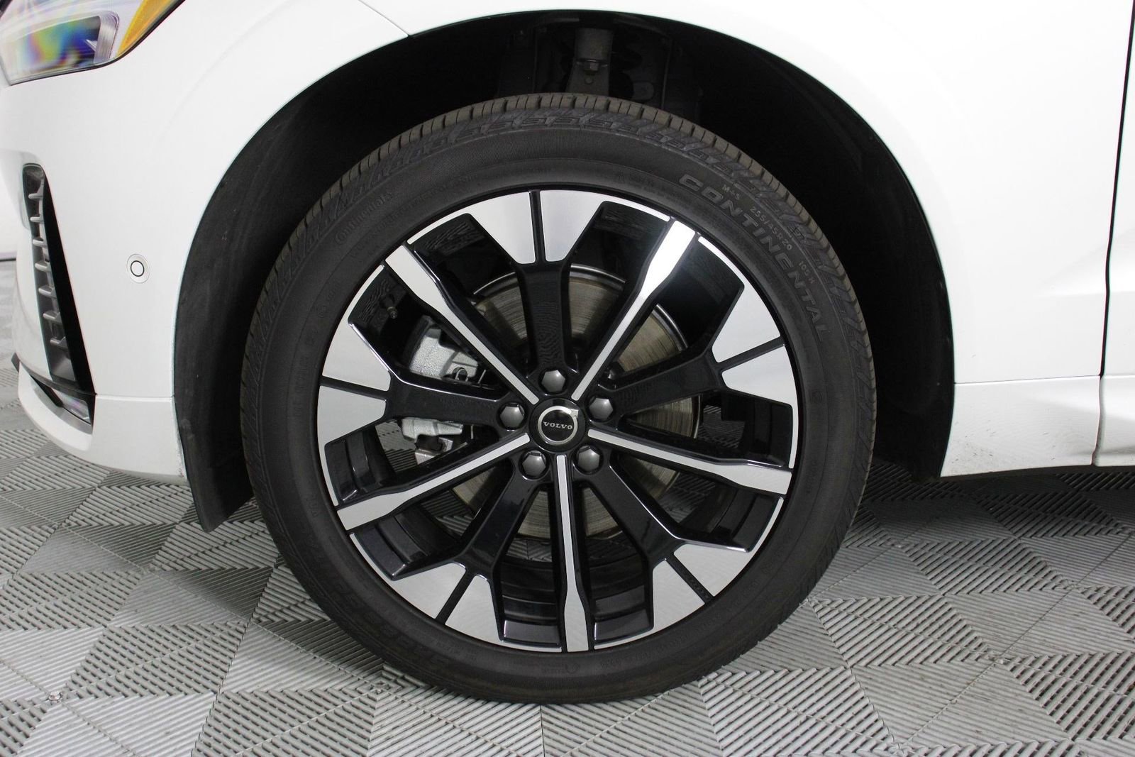 Certified 2026 Volvo XC60 B5 Plus AWD/4WD image 28