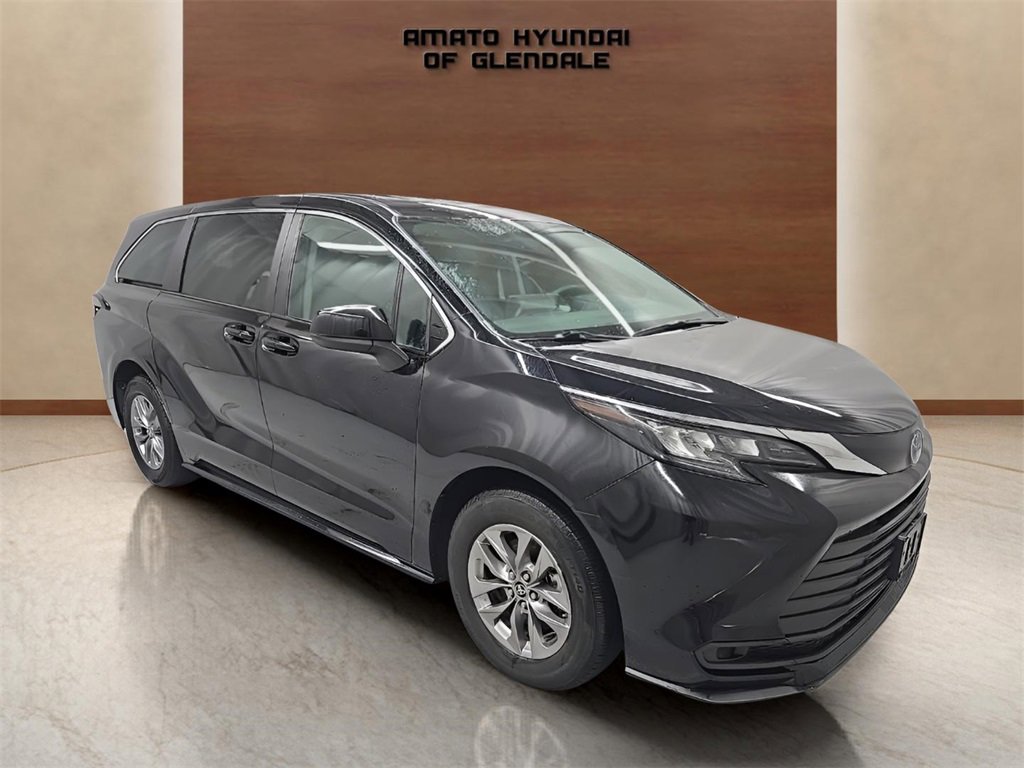 Used 2024 Toyota Sienna LE image 8