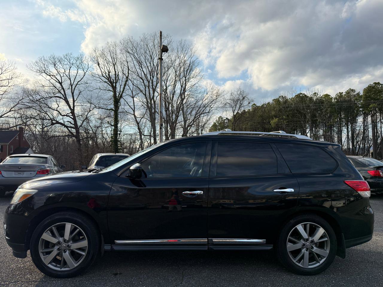 Used 2015 Nissan Pathfinder Platinum w/ Family Entertainment Package AWD/4WD image 4