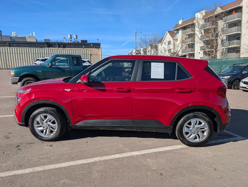 Used 2021 Hyundai Venue SE image 2