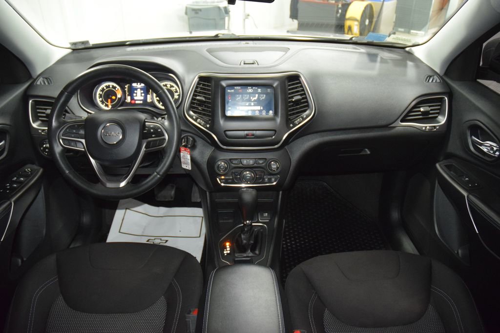 Used 2019 Jeep Cherokee Latitude w/ Cold Weather Group image 28