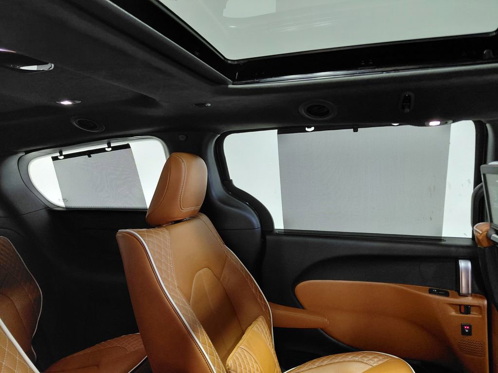 Used 2024 Chrysler Pacifica Pinnacle w/ Trailer Tow Group FWD image 28