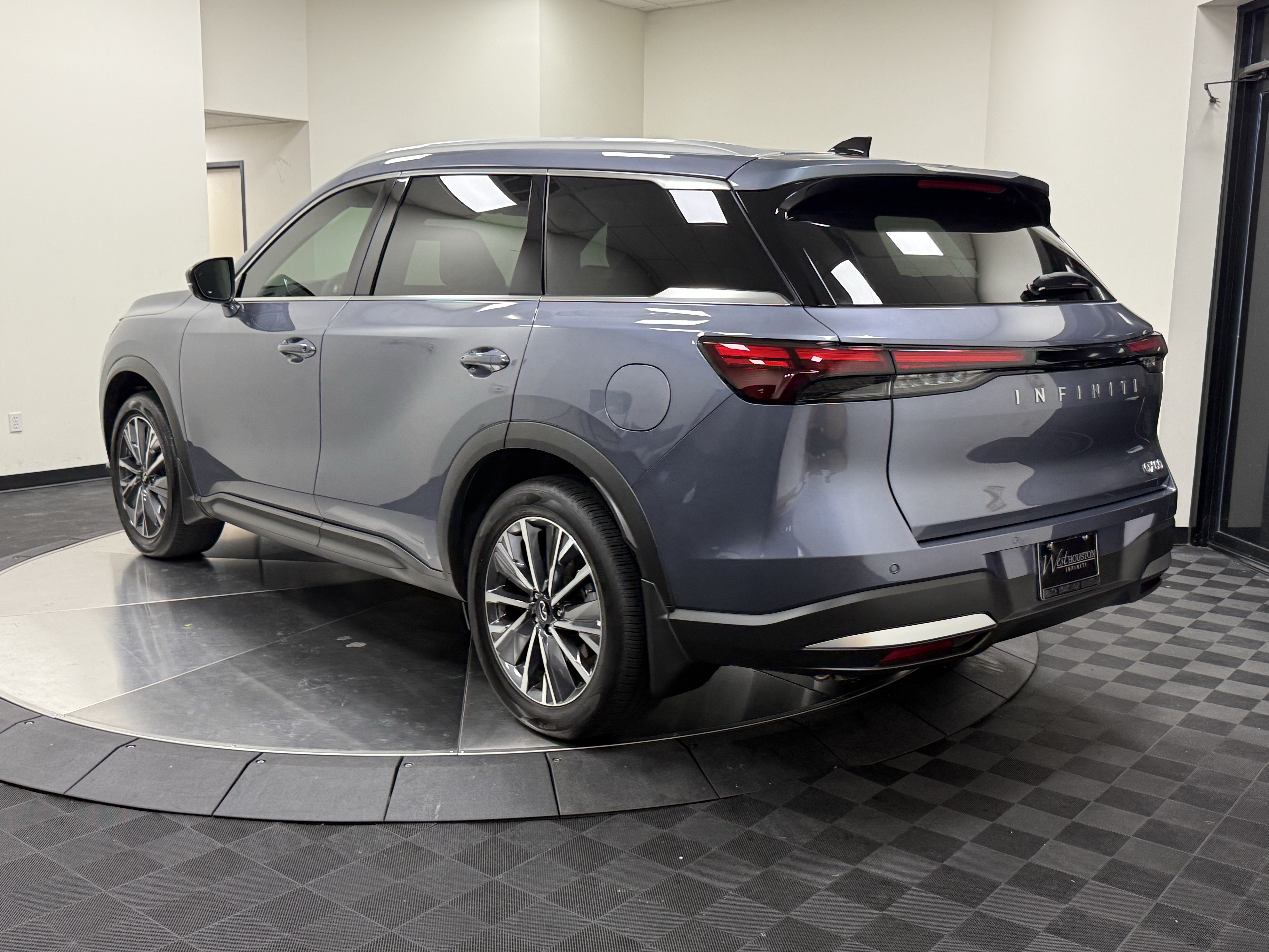 Certified 2027 INFINITI QX60 Luxe w/ Cargo Package FWD image 5