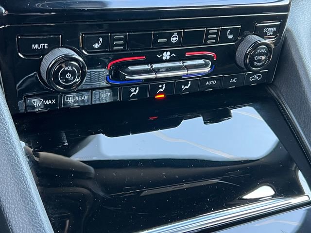 Used 2024 Jeep Grand Cherokee L Limited w/ Black Appearance Package image 29