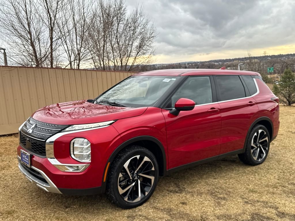 Used 2024 Mitsubishi Outlander SE image 3