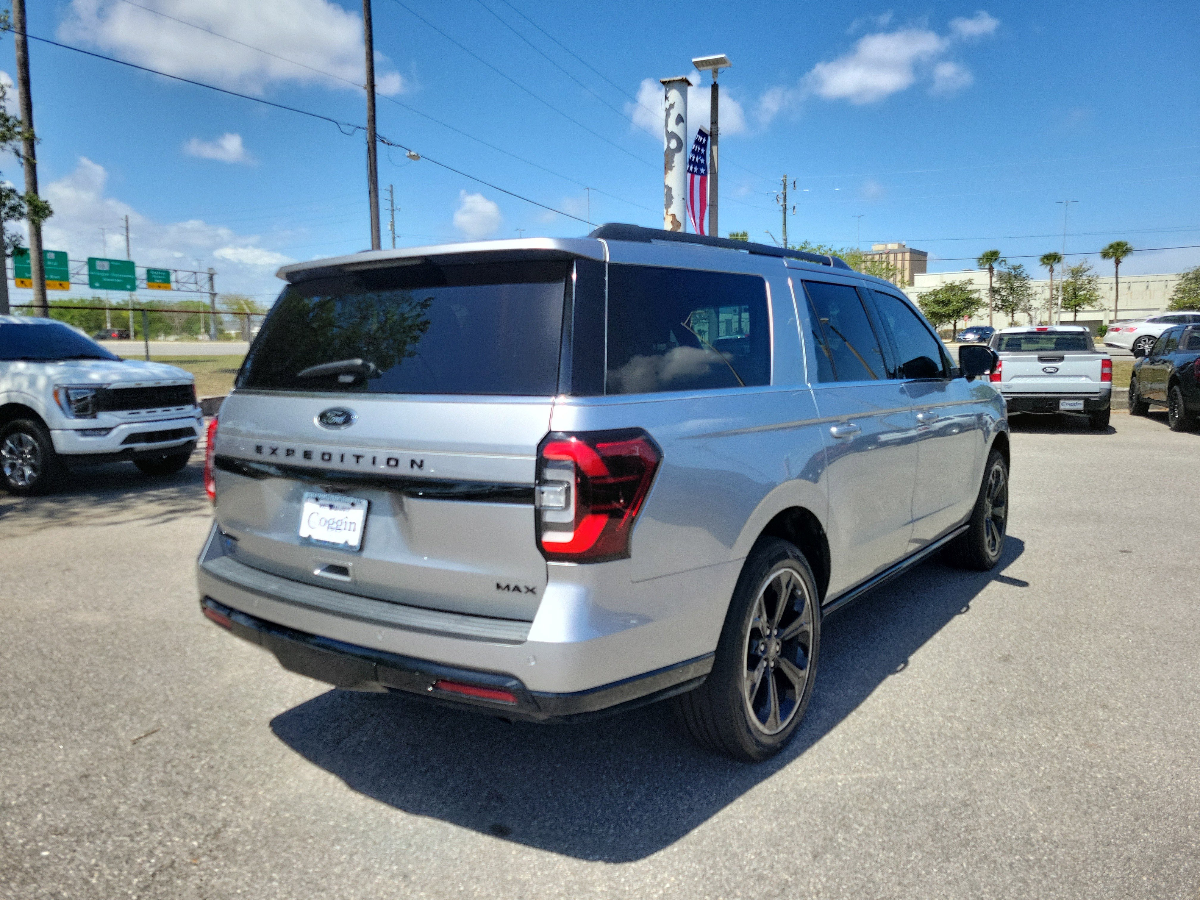 Used 2023 Ford Expedition Max Limited image 3