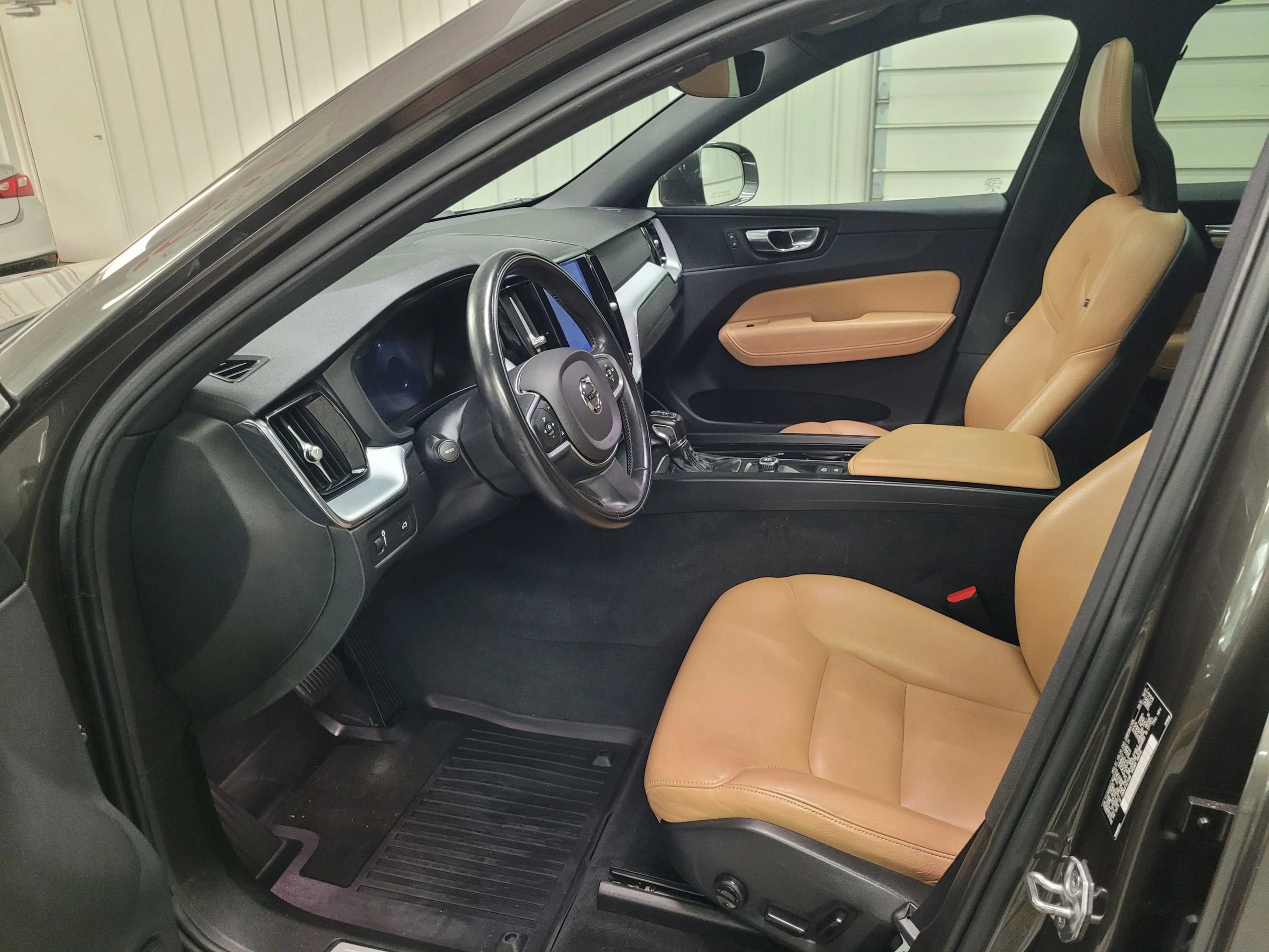Used 2018 Volvo XC60 T5 Momentum w/ Vision Package AWD/4WD image 14