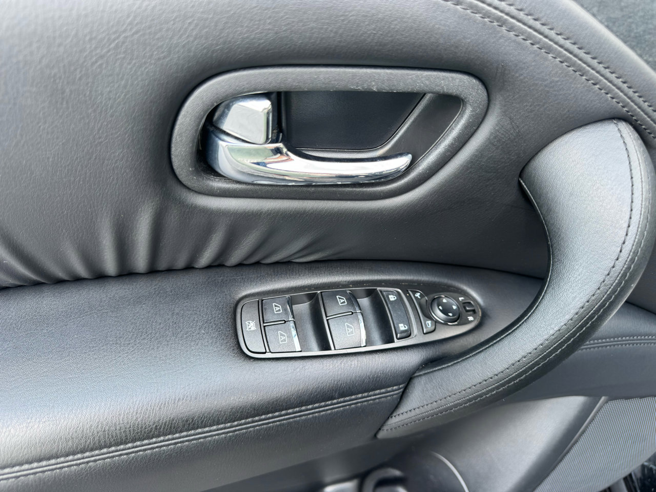 Used 2023 Nissan Armada SV image 11