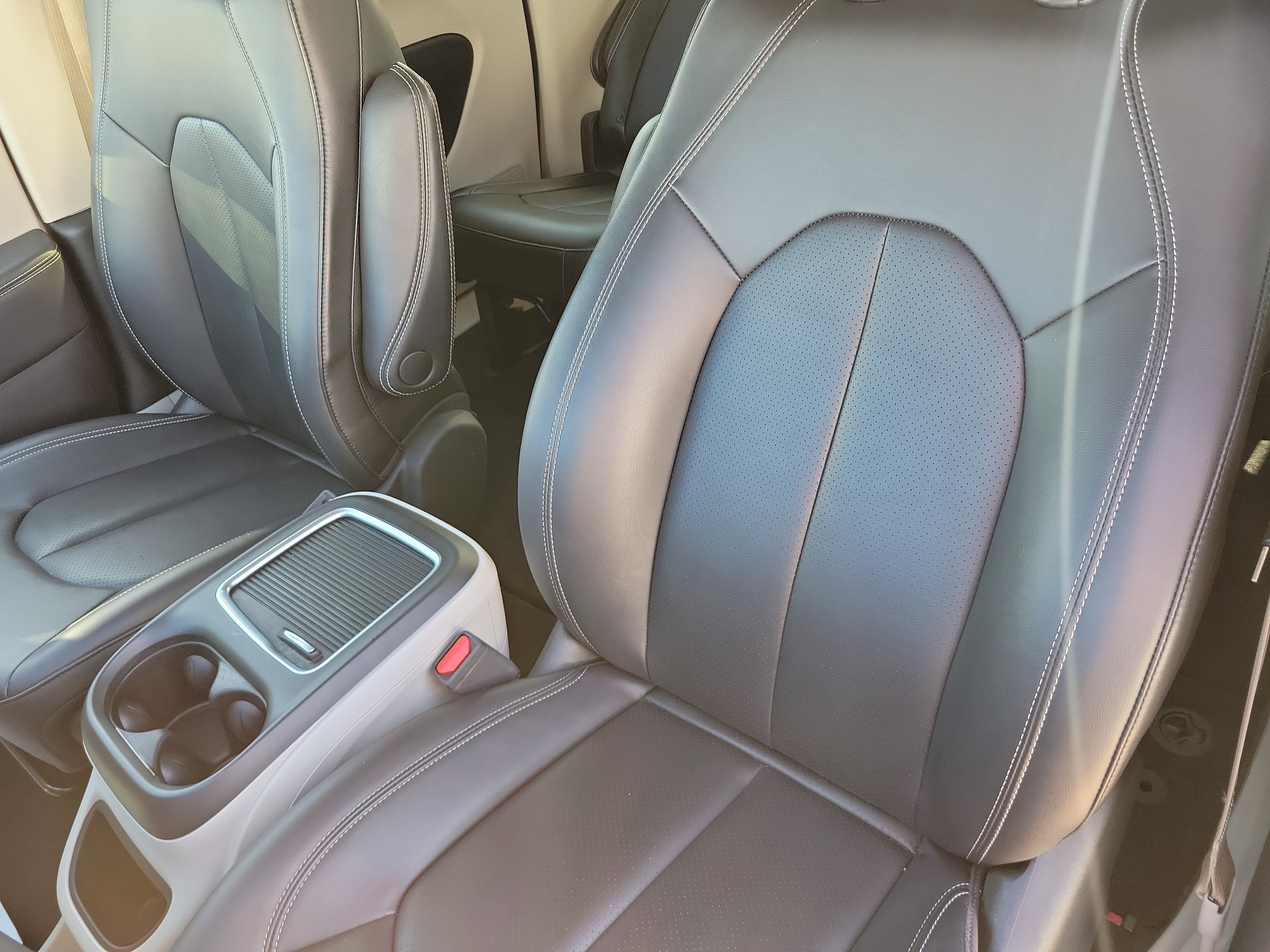 Used 2024 Chrysler Pacifica Touring-L FWD image 11