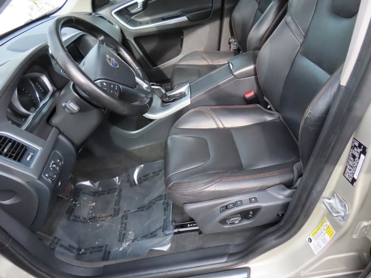 Used 2017 Volvo XC60 T6 Dynamic w/ Advanced Package image 9