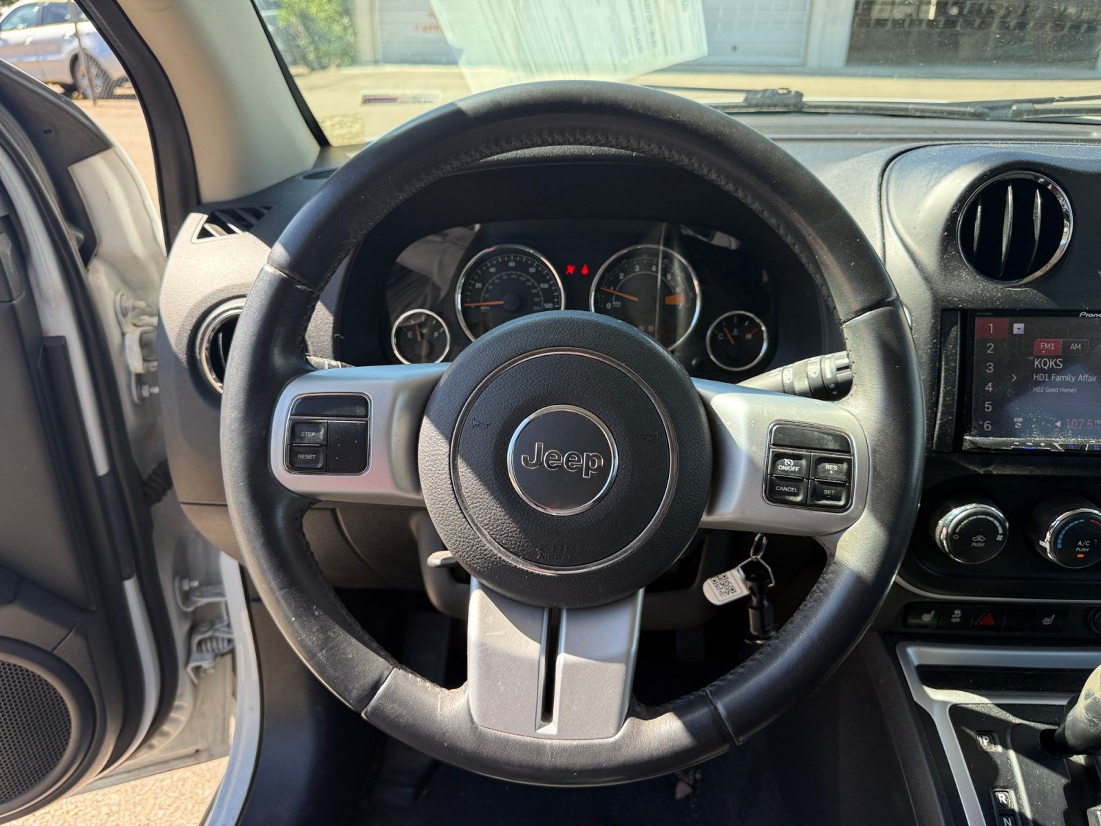 Used 2017 Jeep Compass Latitude FWD image 9