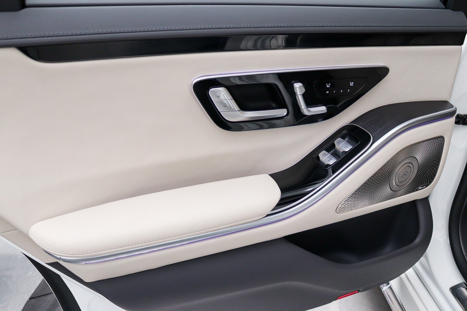 Used 2022 Mercedes-Benz S 500 4MATIC w/ AMG Line Package image 25