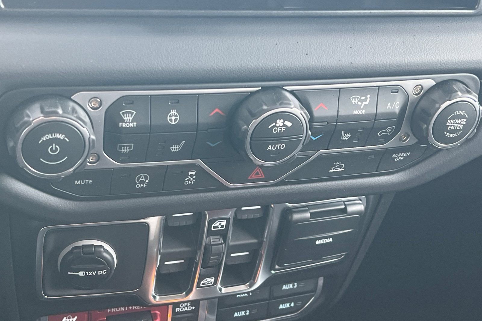 New 2026 Jeep Wrangler Unlimited Rubicon w/ Dual Top Group image 20