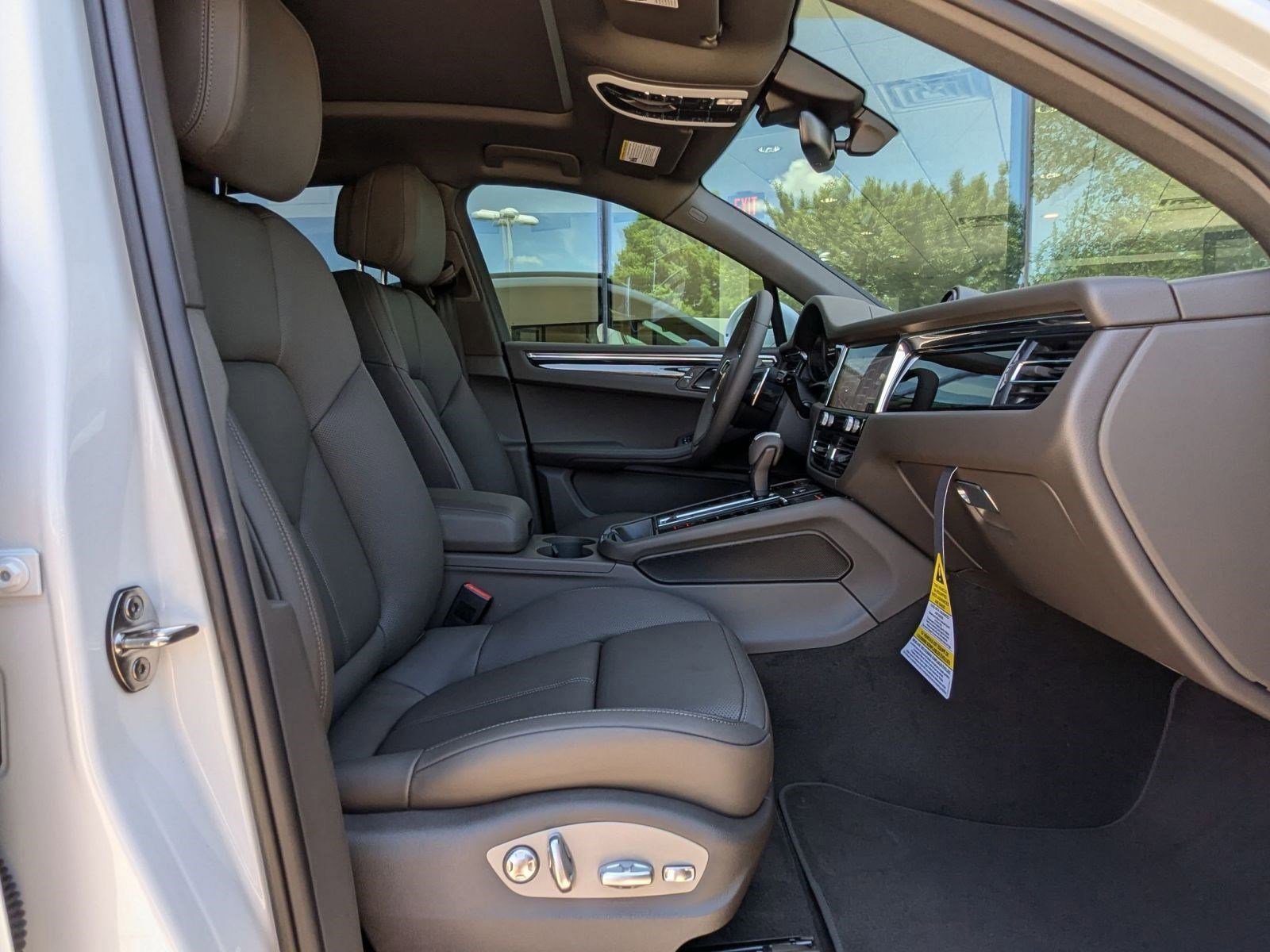 Used 2025 Porsche Macan image 25