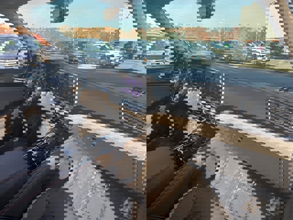 Used 2025 Volkswagen Atlas Peak Edition SE image 35