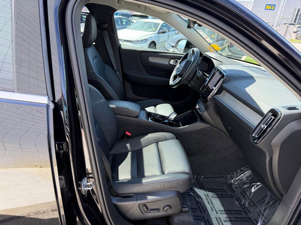 Used 2025 Volvo XC40 B5 Plus image 20
