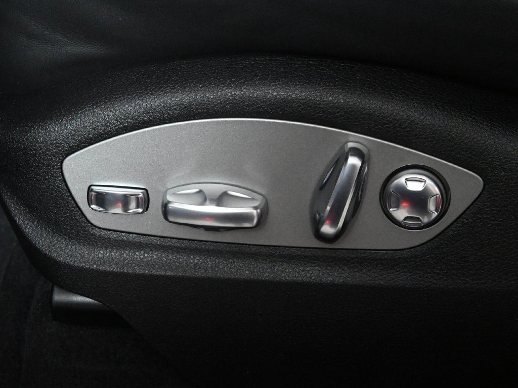 Used 2025 Porsche Macan Turbo AWD/4WD image 31