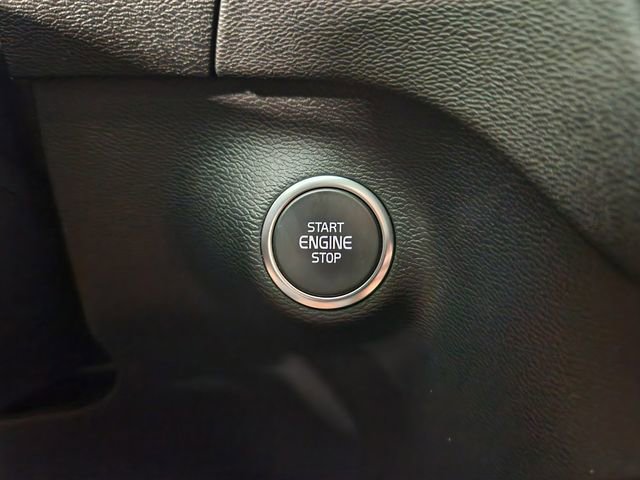 Used 2020 Volvo XC40 T4 Momentum FWD image 23