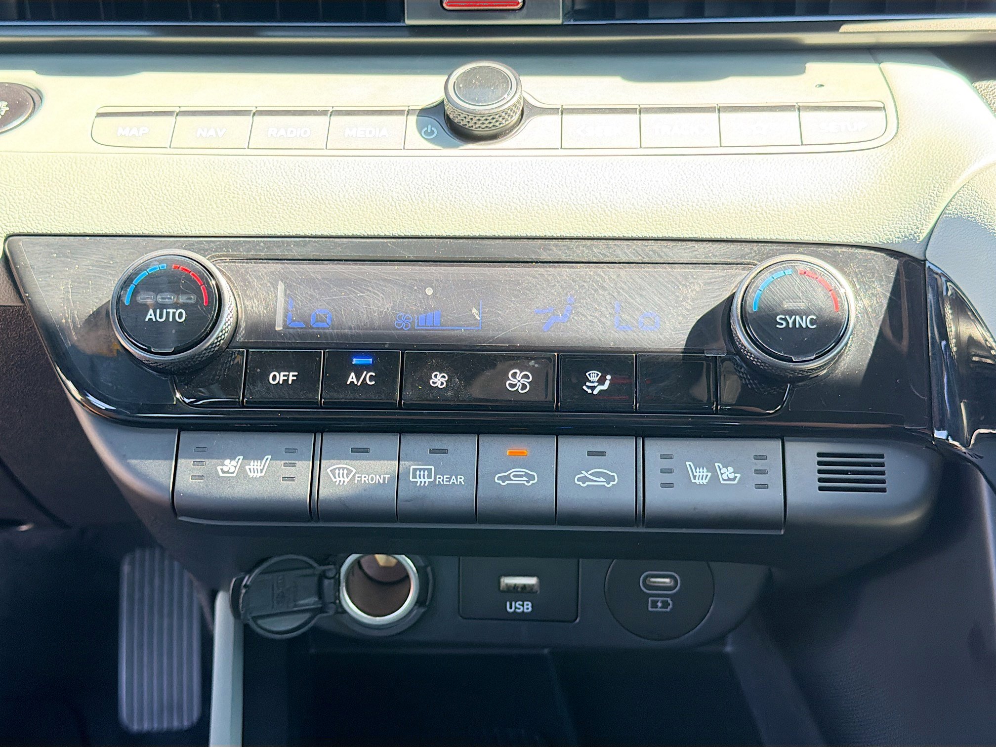 Used 2025 Hyundai Elantra Limited image 30