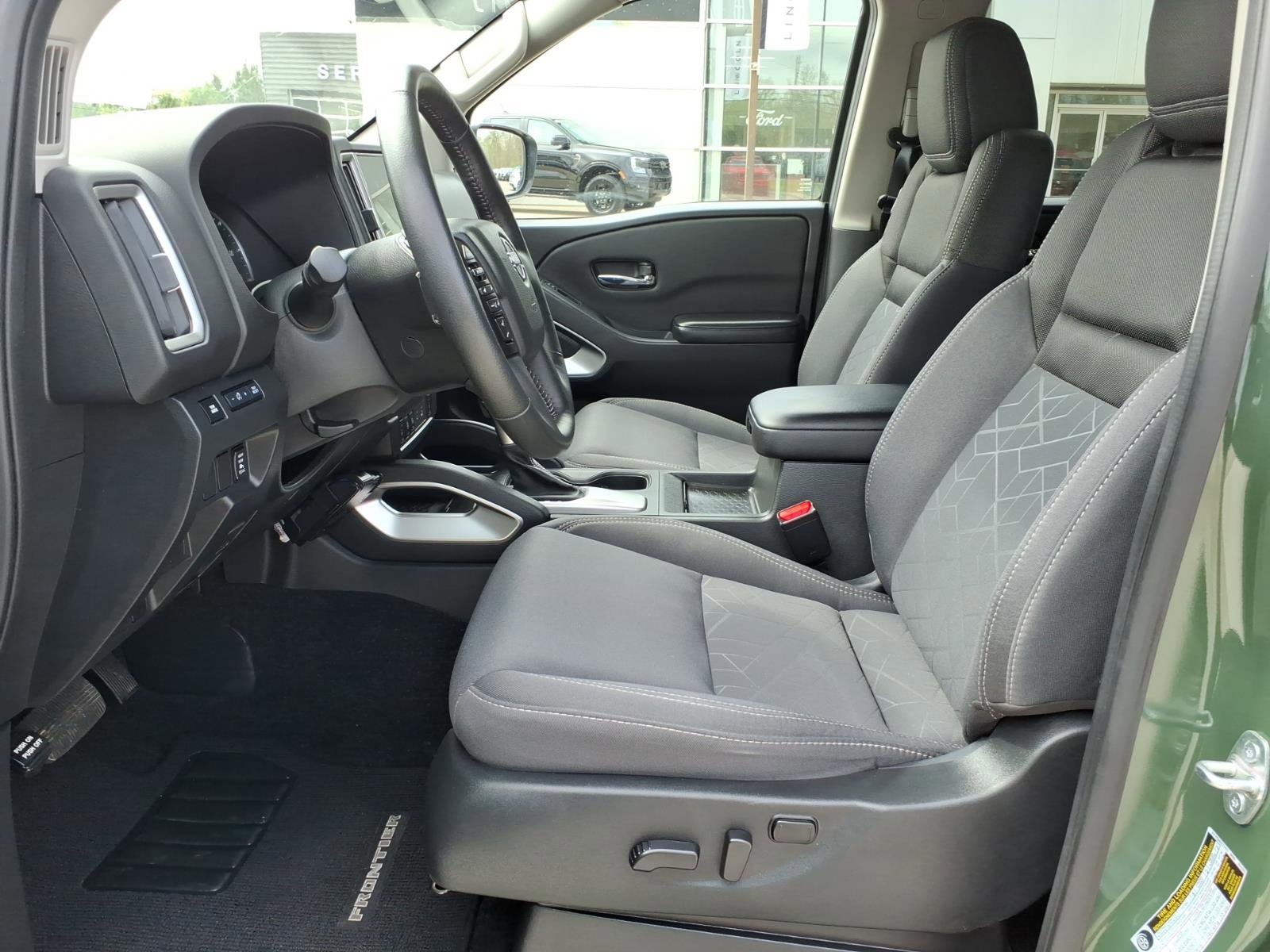 Used 2025 Nissan Frontier SV w/ SV Convenience Package image 11