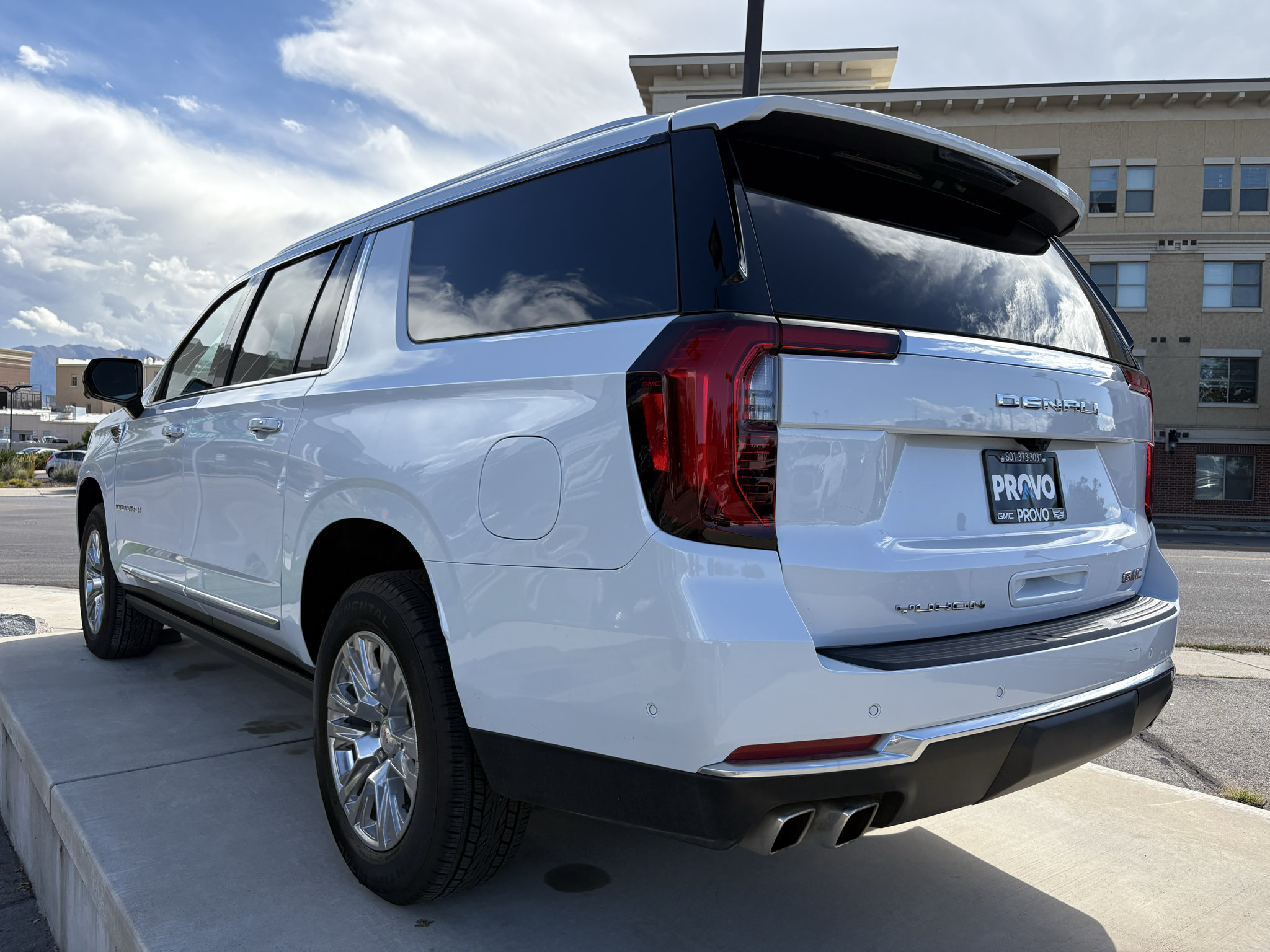 Used 2026 GMC Yukon XL Denali w/ Sun & Power Step Package AWD/4WD image 9