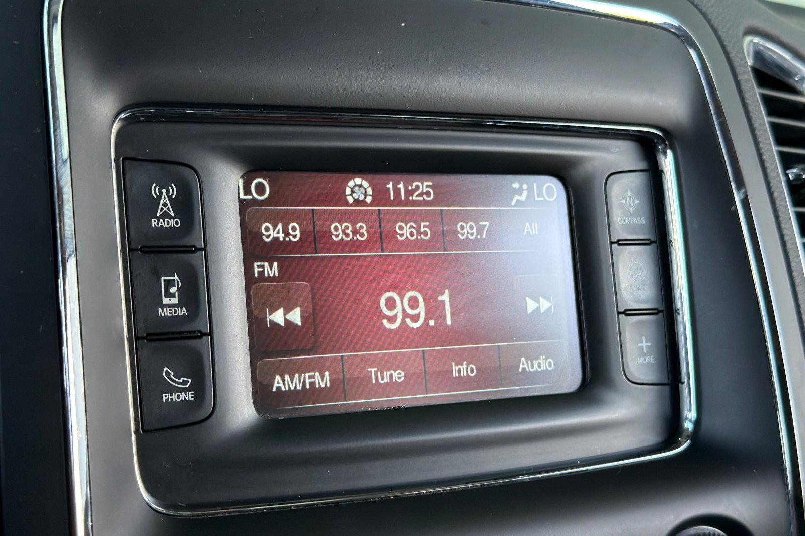 Used 2017 Dodge Durango SXT w/ 3rd Row Seating Group AWD/4WD image 18