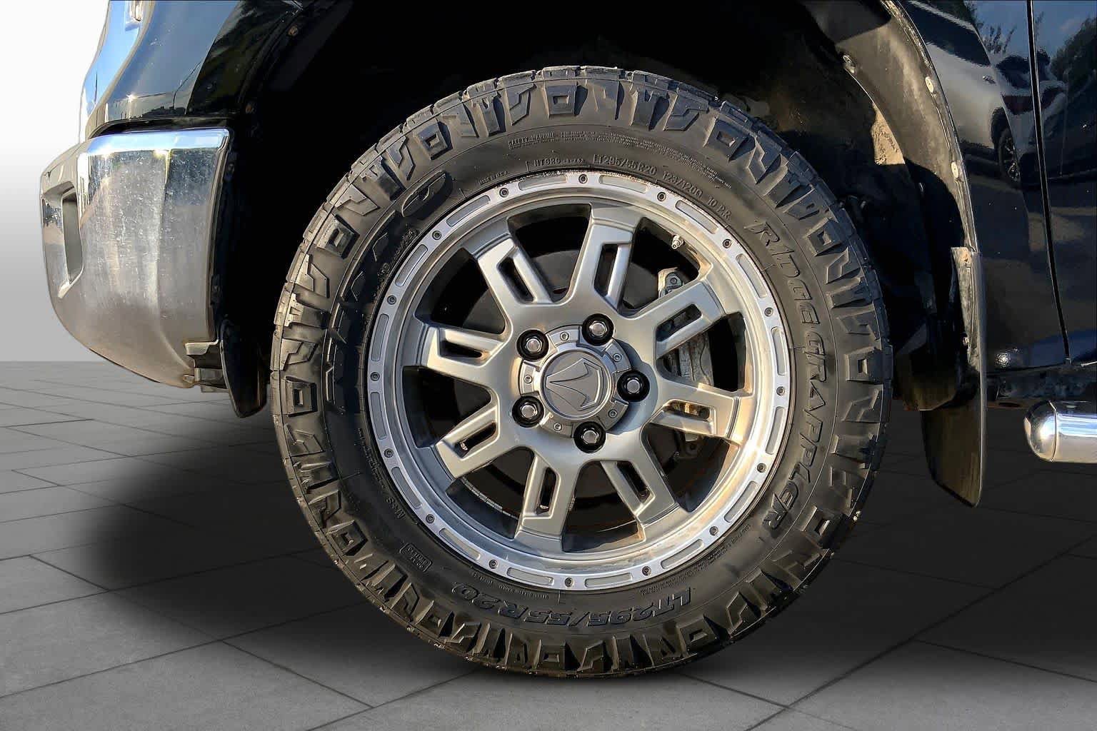 Used 2016 Toyota Tundra SR5 w/ SR5 Upgrade Package AWD/4WD image 11