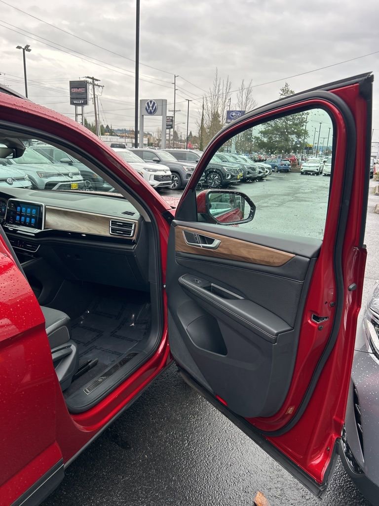 Used 2024 Volkswagen Atlas SE image 28