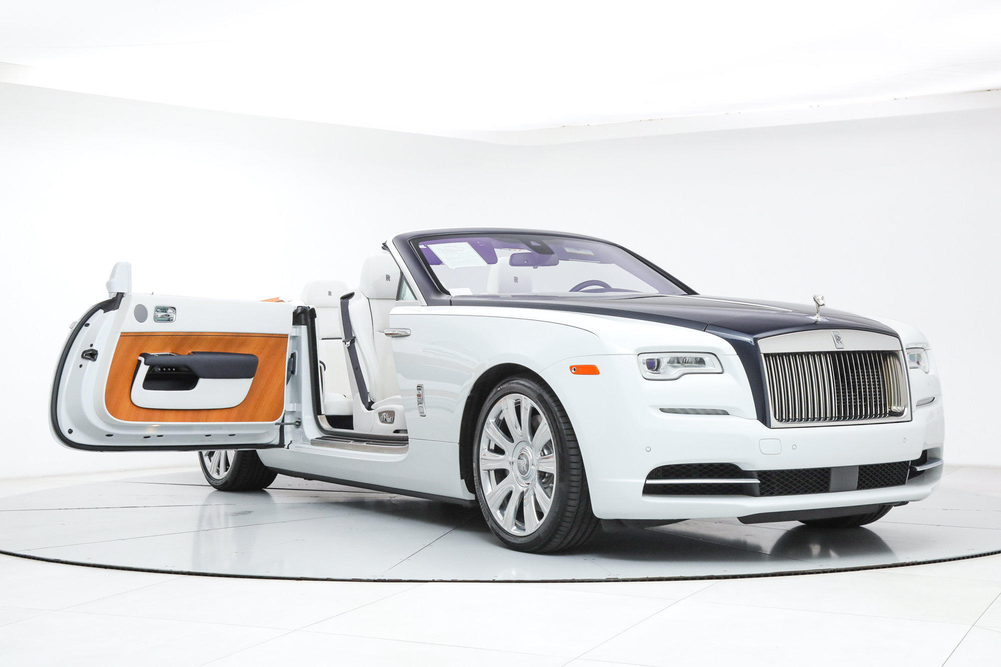 Used 2017 Rolls-Royce Dawn RWD image 11