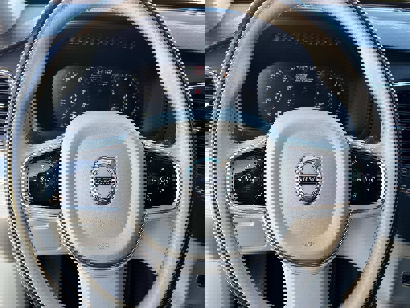 Used 2017 Volvo XC90 T6 Momentum w/ Vision Package image 25