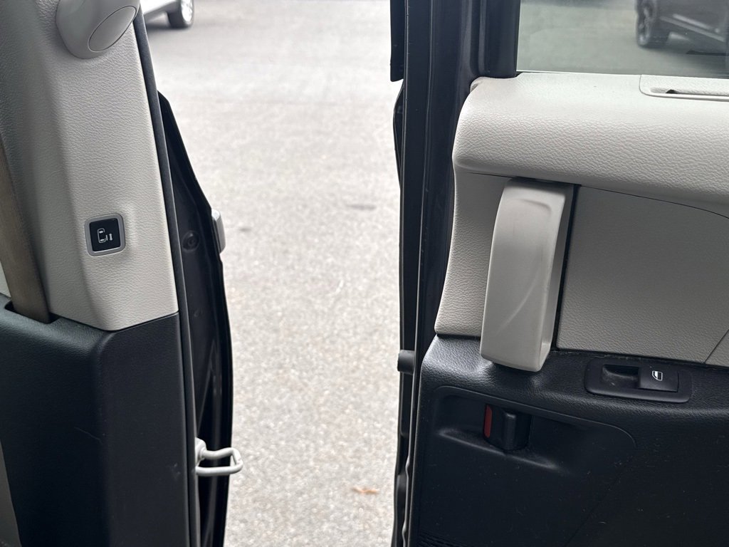 Used 2018 Chrysler Pacifica Limited image 41