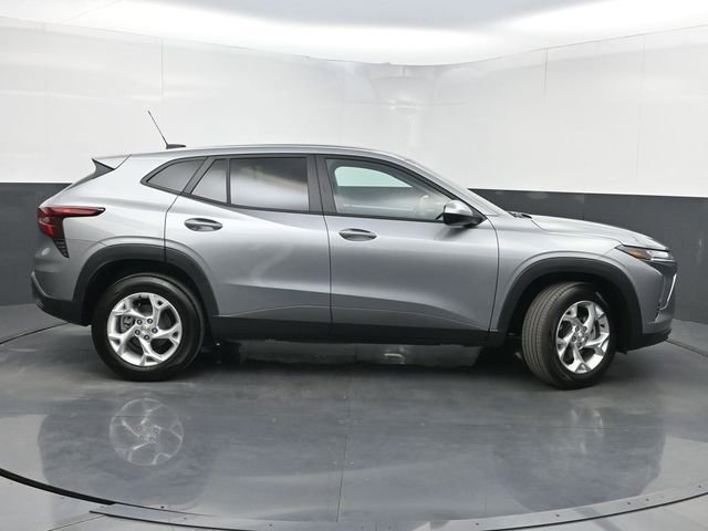 Used 2025 Chevrolet Trax LS w/ LS Convenience Package image 2