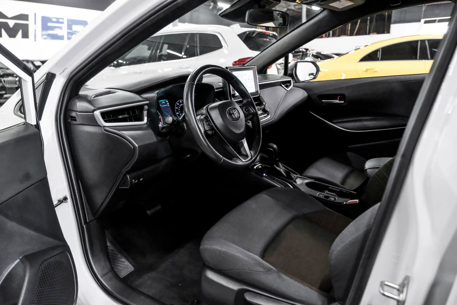 Used 2024 Toyota Corolla SE FWD image 2