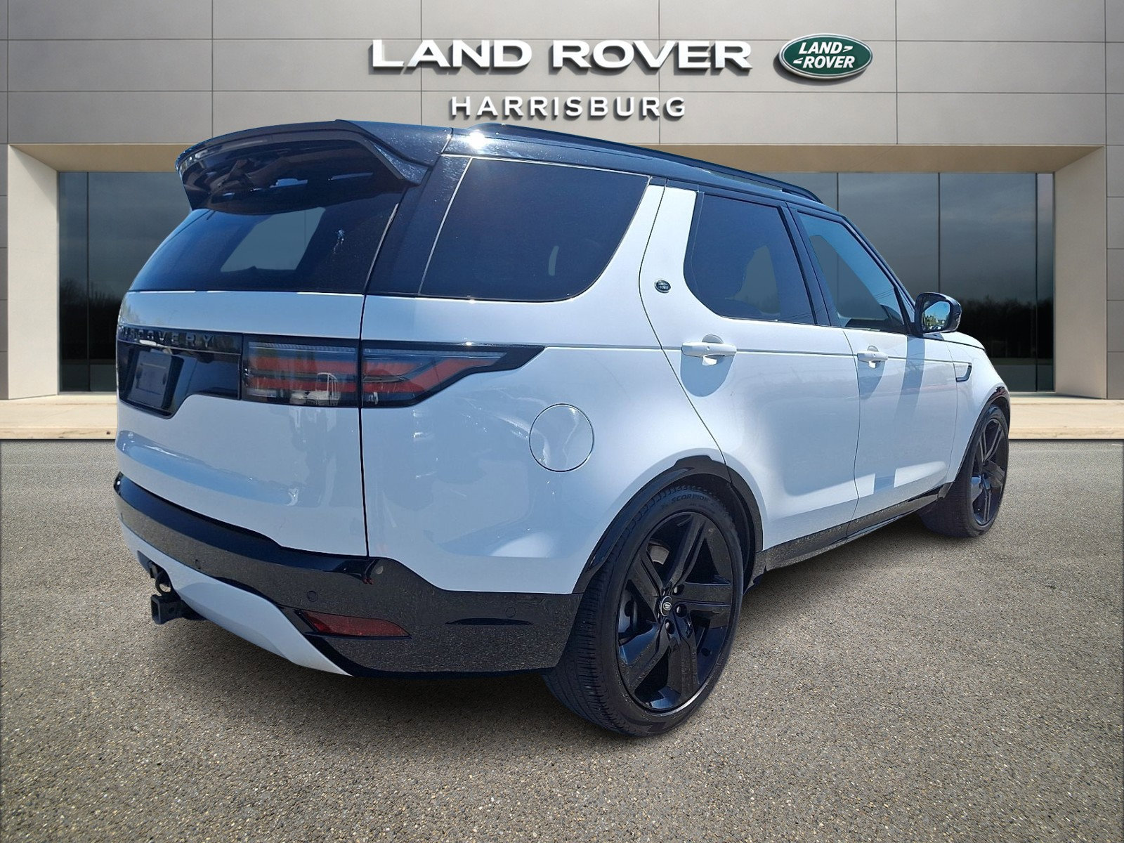Used 2024 Land Rover Discovery Dynamic SE image 5
