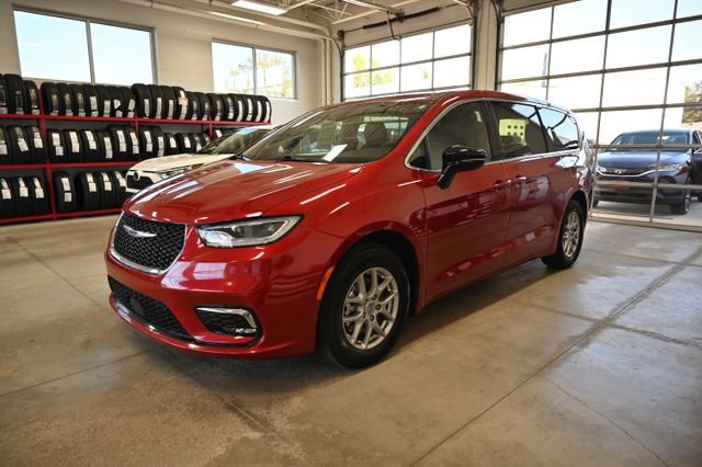 Used 2025 Chrysler Pacifica Select FWD image 8
