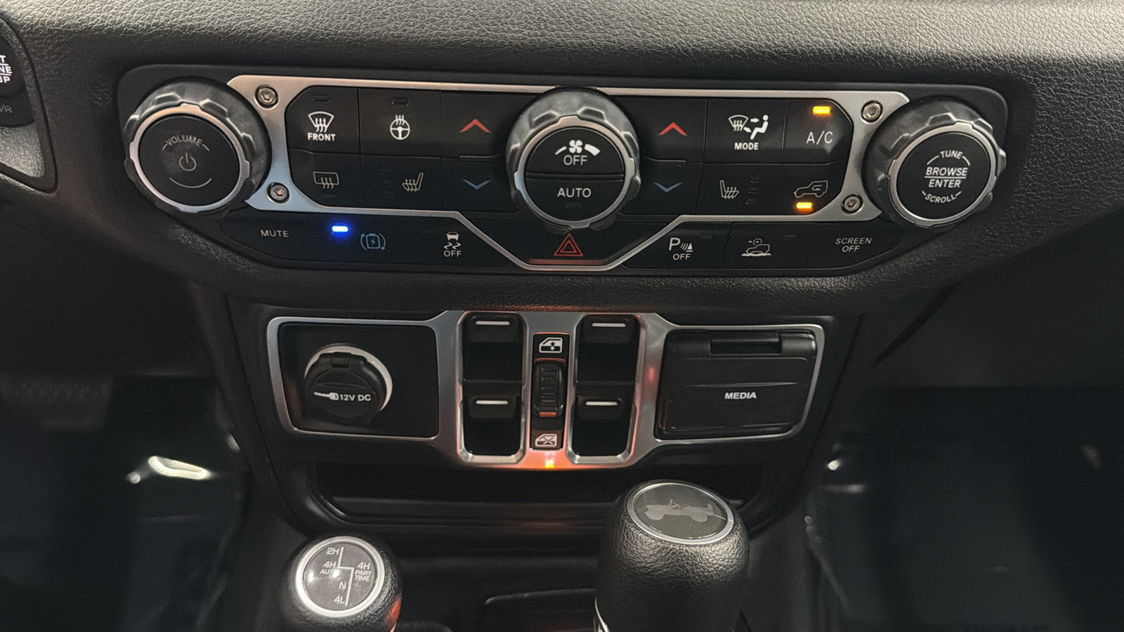 Used 2024 Jeep Wrangler Unlimited w/ Convenience Group AWD/4WD image 23