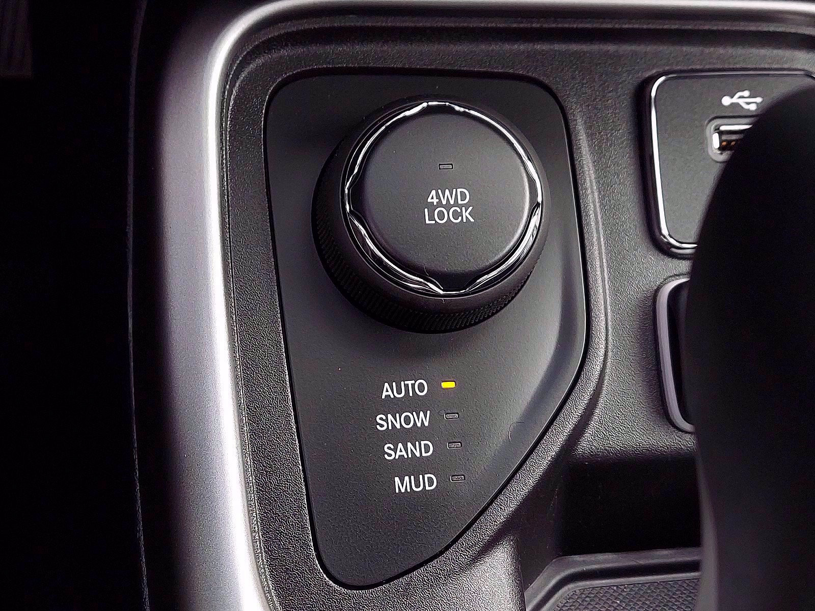 Used 2018 Jeep Compass Latitude w/ Safe & Security Group AWD/4WD image 24