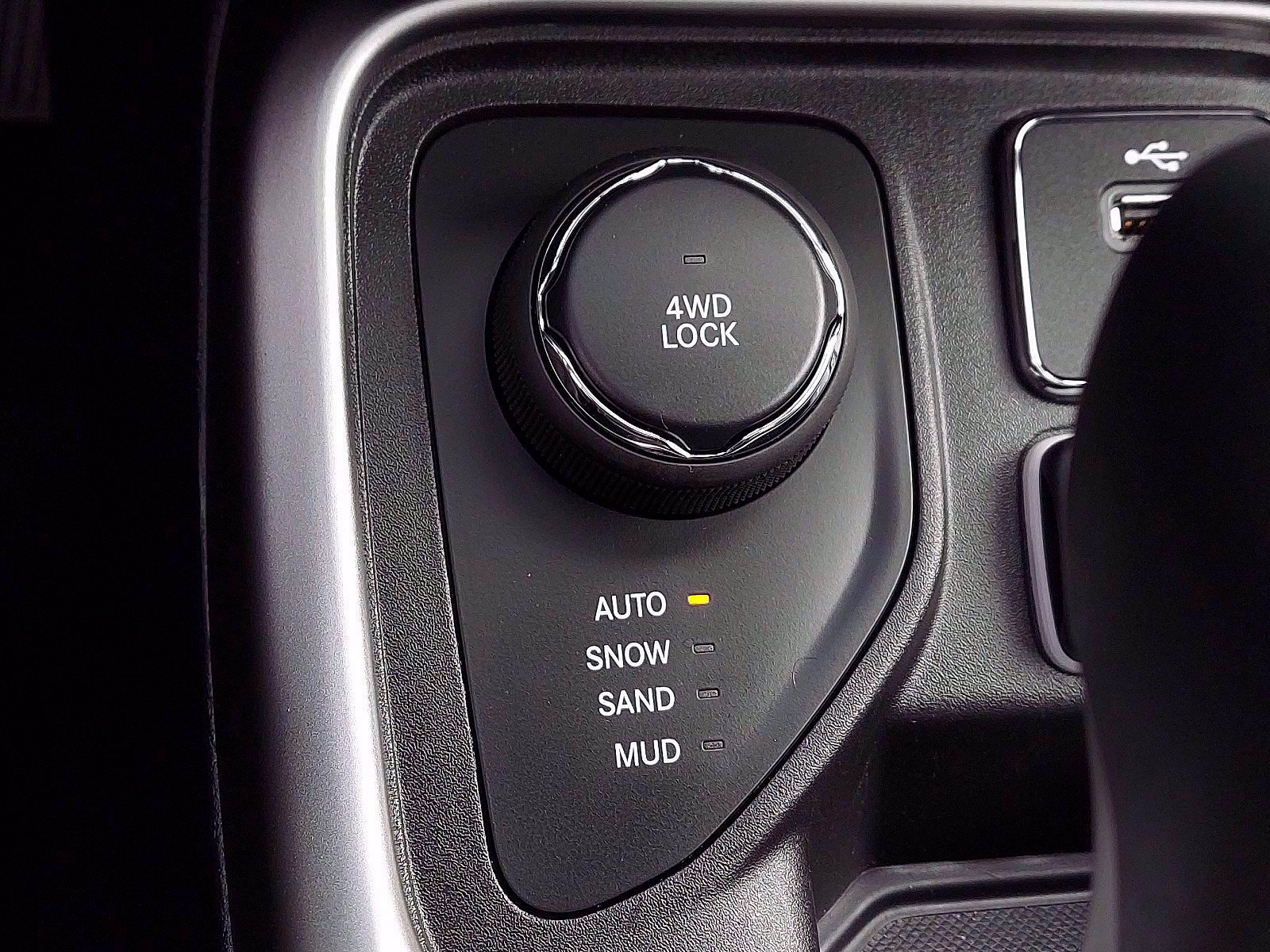 Used 2018 Jeep Compass Latitude w/ Safe & Security Group image 24