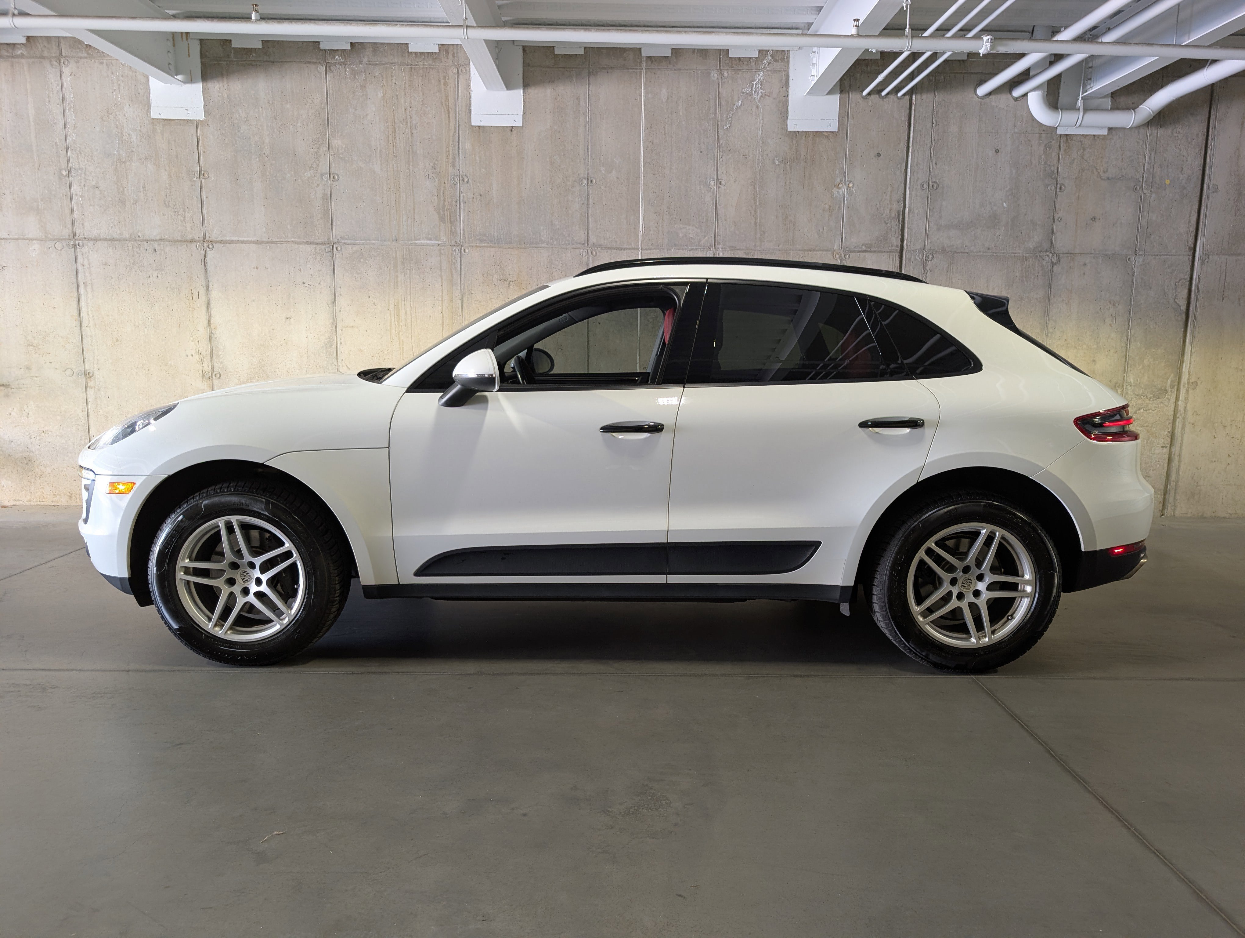 Certified 2018 Porsche Macan AWD/4WD image 2