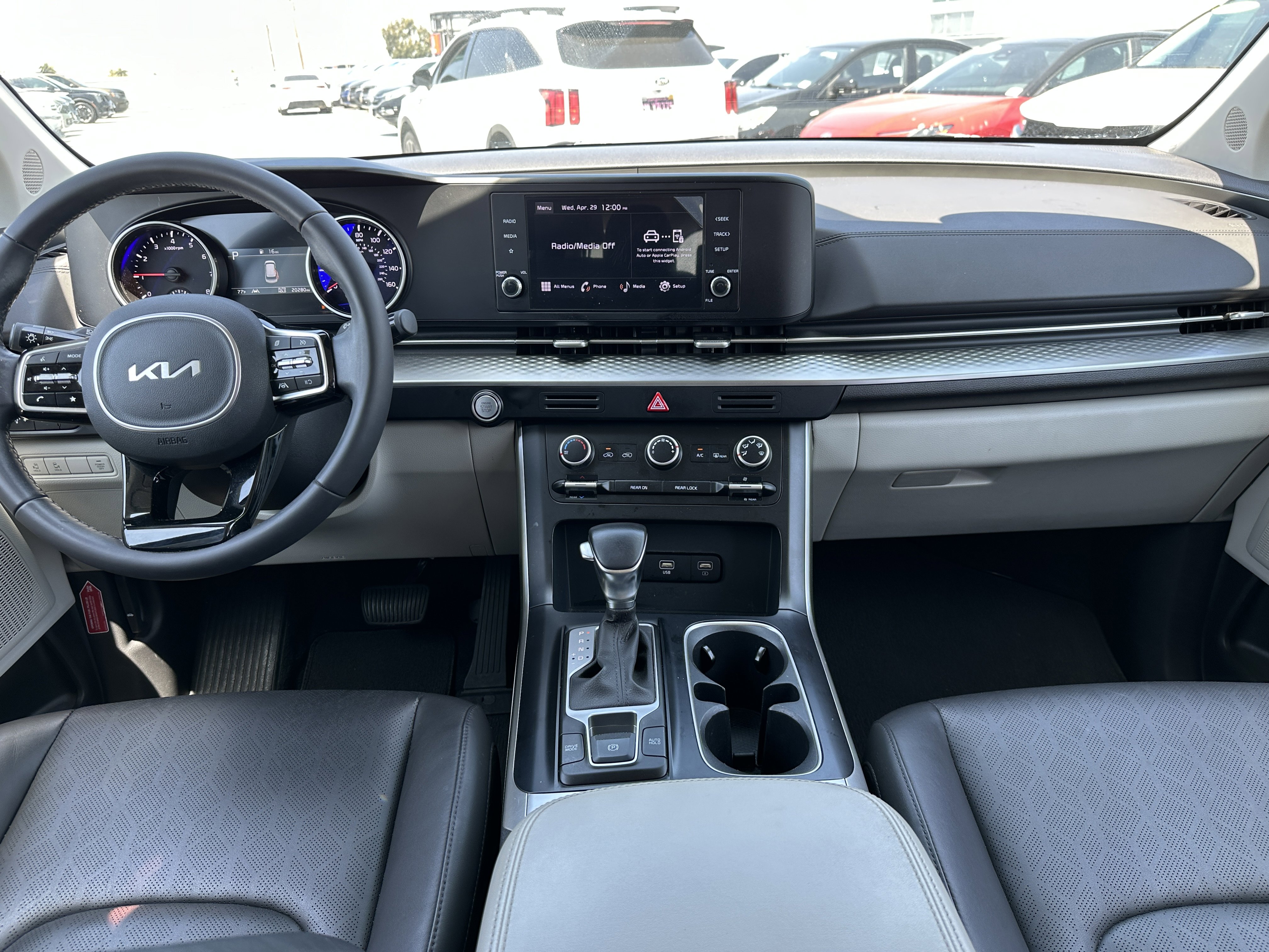 Used 2024 Kia Carnival LX FWD image 19