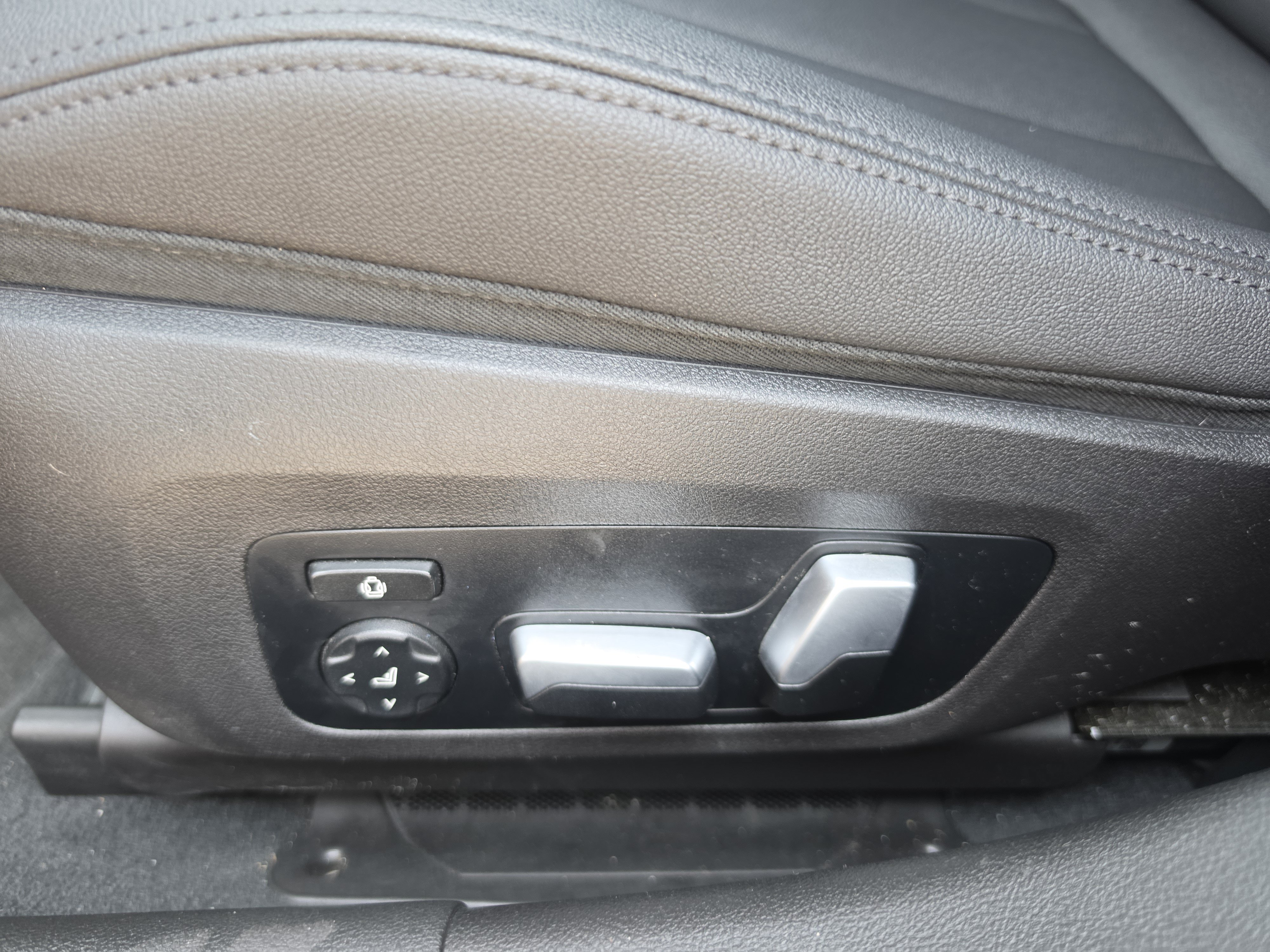 Used 2021 BMW 330e w/ Convenience Package RWD image 7