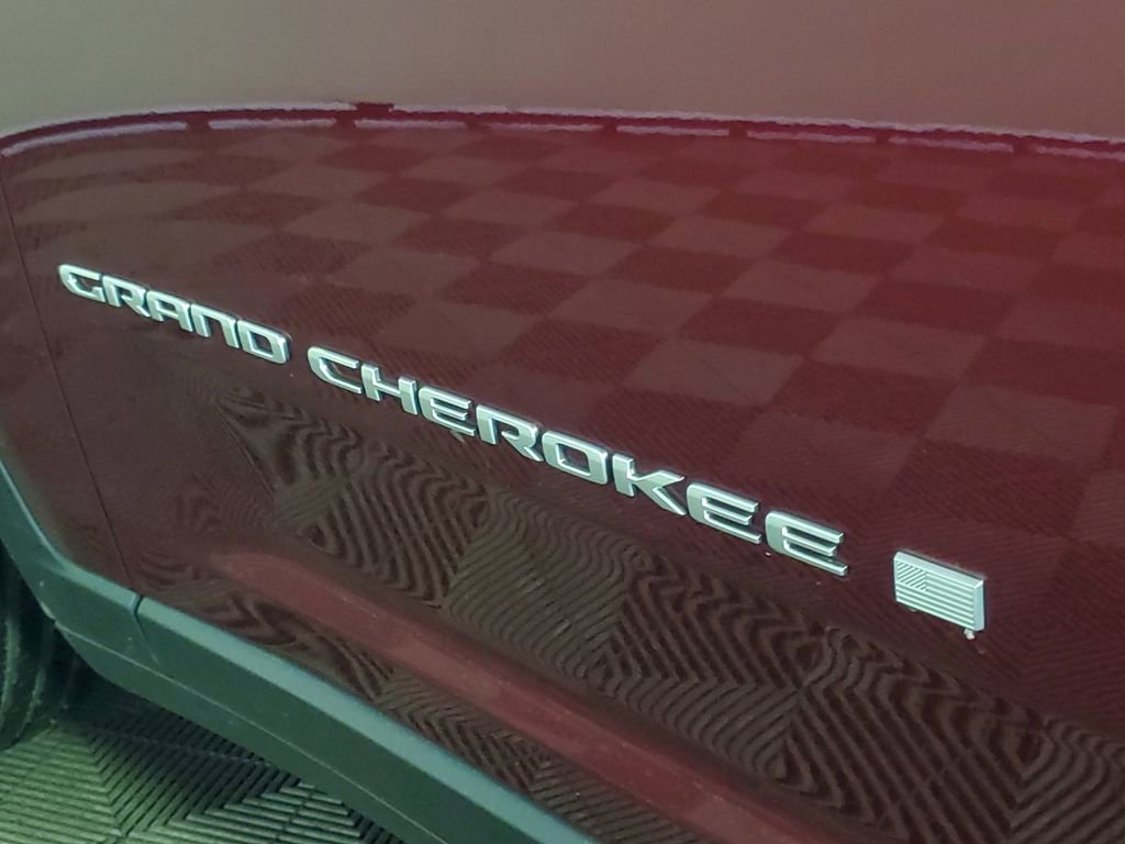Used 2024 Jeep Grand Cherokee Laredo image 6